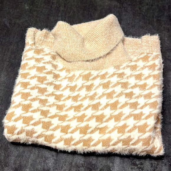 Kut from the Kloth - tan/white turtle neck houndstooth sweater - Picture 2 of 4